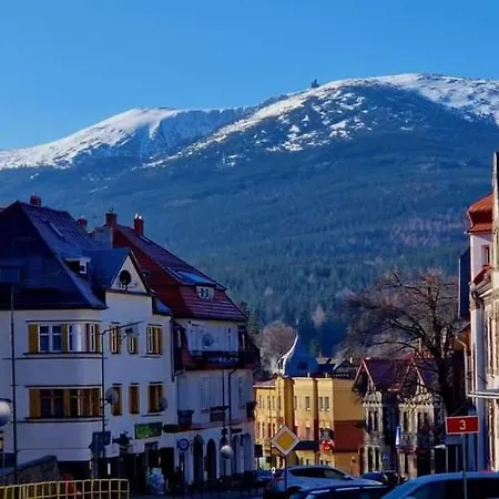 Srodkowa Widok Na 2 Pietro Garaz Gratis شقة